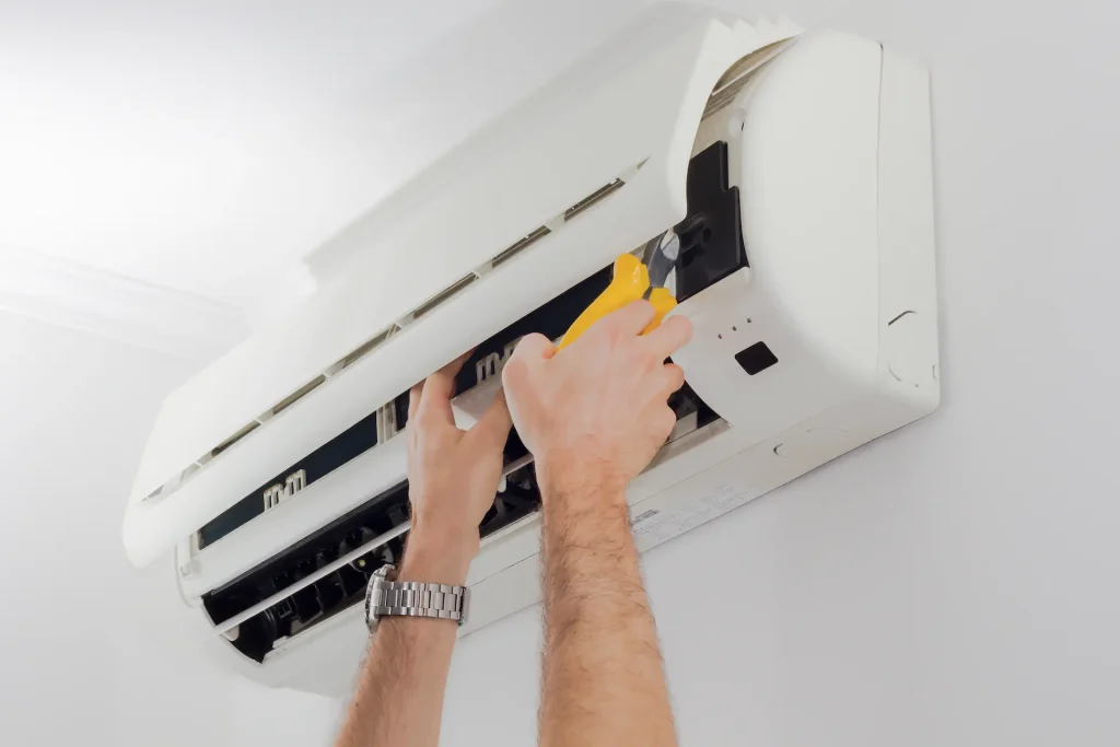 Tecnico specializzato installazione condizionatore - TecnoProject